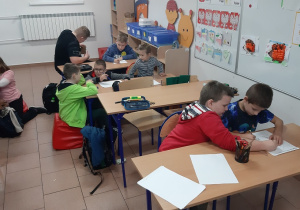 Uczniowie klasy I podczas rysowania