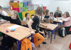 Uczennice klasy II w czasie pobytu w świetlicy szkolnej