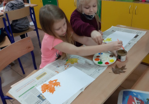 Aleksandra i Marysia i ich zabawy kolorami jesieni