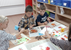 Klasa I w trakcie prac plastycznych