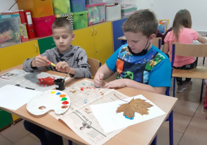 Miłosz i Szymon w trakcie wykonywania jesiennych prac plastycznych