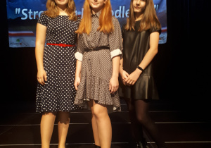 reprezentantki szkoły (od lewej) Jowita Mazurek, Maja Darmos, Julia Majchrzak