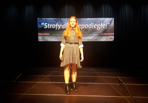 Maja Darmos podczas recytacji wiersza "Co to jest niepodległość?"
