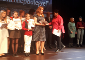 rozdanie nagród; na pierwszym planie Jowita Mazurek i pani Małgorzata Smolarek