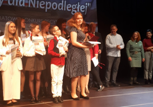 Jowita Mazurek na scenie podczas dekoracji laureatów konkursu