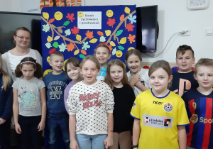 Uczniowie klasy III ze swoimi pozdrowieniami