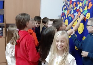 Uczniowie podczas zajęć świetlicowych przypinają swoje pozdrowienia