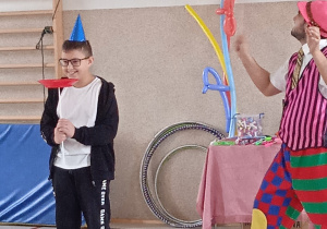 okaz cyrkowych umiejętności z udziałem Kacpra Kwapisza ucznia klasy IV