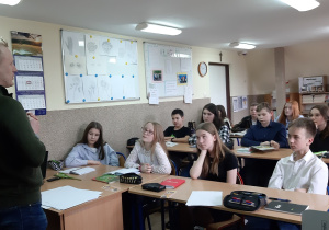 Klasa VI podczas zajęć otwartych o płazach