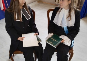 Wacław Potocki (Lily Pecyna) i Hugo Kolłątaj (Julia Majchrzak)