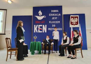 Wacław Potocki (Lily Pecyna) referuje potrzebę reform w oświacie