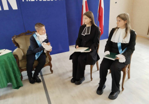 król (Piotr Politański) i Wacław Potocki (Lily Pecyna) i Hugo Kolłątaj (Julia Majchrzak)