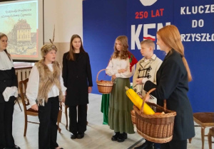 uczestnicy rozmów na temat reformy szkolnictwa- od lewej Lily Pecyna, Lena Pecyna, Julia Majchrzak, Julia Tomczak, Piotr Politański, Maja Darmos