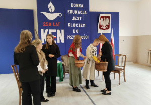 uczestnicy rozmów na temat reformy szkolnictwa- od lewej Lily Pecyna, Lena Pecyna, Julia Majchrzak, Julia Tomczak, Piotr Politański, Maja Darmos