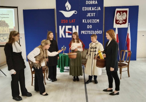 uczestnicy rozmów na temat reformy szkolnictwa- od lewej Lily Pecyna, Lena Pecyna, Julia Majchrzak, Julia Tomczak, Piotr Politański, Maja Darmos