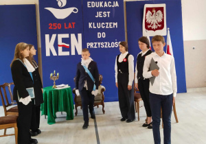 król opuszcza spotkanie