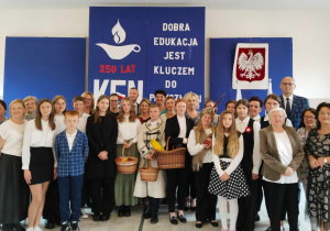 wspólne zdjęcie występujących z gośćmi, rodzicami i nauczycielami