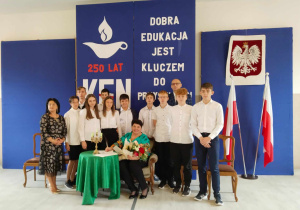 klasa VIII z wójtem Gminy Lubochnia panem Piotrem Majchrowskiem, dyrektor Szkoły panią Edytą Żmudą i wychowawcą panią Małgorzatą SmolarekDyrektor Szkoły Edytą Żmudą