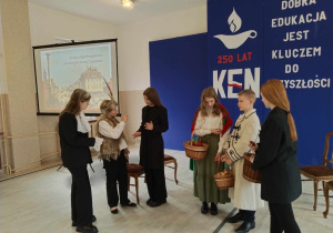 uczestnicy rozmów na temat reformy szkolnictwa- od lewej Lily Pecyna, Lena Pecyna, Julia Majchrzak, Julia Tomczak, Piotr Politański, Maja Darmos