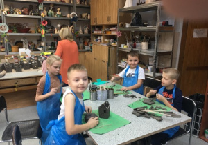 uczniowie_na_warsztatach_ceramicznych