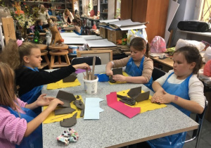 uczniowie_na_warsztatach_ceramicznych