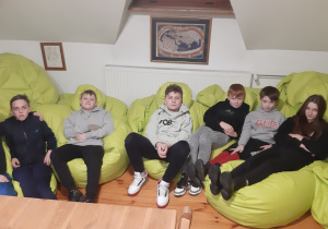Odpoczynek po spacerze w domu pamięci leśników w Spale