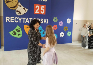 Kornelia Pecyna kl. II odbiera nagrodę za wyróżnienie