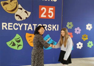 Anika Piechowska otrzymuje wyróżnienie