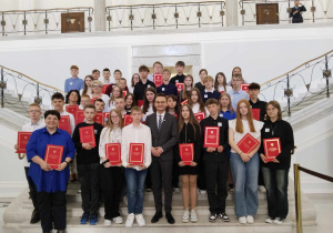 pożegnalne zdjęcie na schodach Sejmu RP