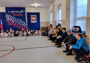 Uczniowie i nauczyciele podczas podsumowania akcji
