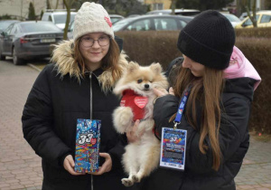 Lily, Julia i Nico podczas kwesty