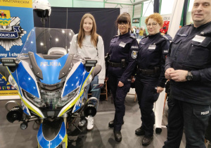 Weronika Darmos w rozmowie z policjantami