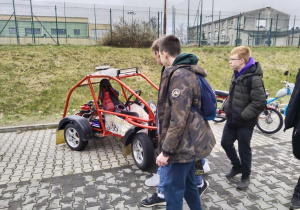 gokarty przed warsztatami Samochodówki