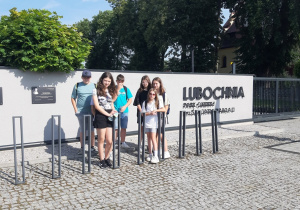 Uczniowie na placu w Lubochni