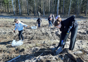 Amelia i Kacper podczas wysadzania siewek