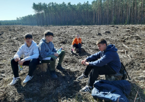 Chłopcy klasy VI odpoczywają po pracy