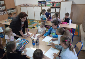 Wykonywanie prac plastycznych pod czujnym okiem naszej praktykantki p. Urszuli