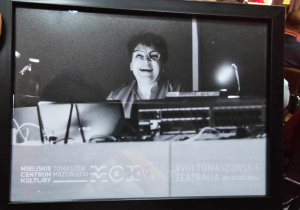 pamiątkowe zdjęcie pani Małgorzaty Smolarek - radość ze świetnego występu uczniów