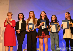 Julia Majchrzak wraz z innymi wyróżnionymi aktorkami