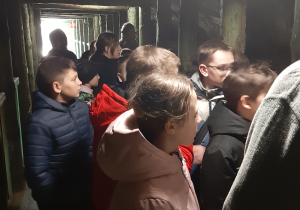 Uczniowie w Grotach Nagórzyckich