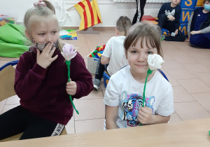 Aleksandra i Andrea z kwiatami dla swoich mam