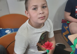 Czerwony kwiat dla mamy od Szymona