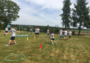 Uczniowie klasy VII podczas konkurencji sportowej z użyciem alkogogli