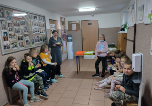 Uczniowie kl. II podczas akcji "Słodkości dla Zosi"