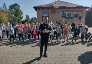 Uczniowie i nauczyciele biorący udział w akcji "Pajacyki dla Zosi"
