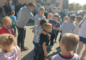Uczniowie i nauczyciele wspierający akcję "Pajacyki dla Zosi"
