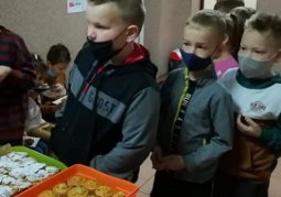 Uczniowie kl. I wspierający akcję "Słodkości dla Zosi"