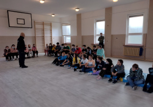 Uczniowie klas IV, V i VI z nauczycielami podczas spotkania z policjantami