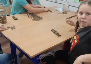 Uczniowie klasy III podczas liczenia monet na zajęciach świetlicowych