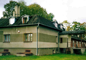 dobudowana część szkoły, widok od strony boiska